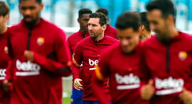 Luis Suarez says Messi should not leave Barcelona FC
