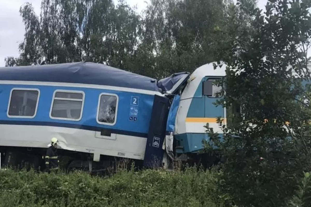 2 passenger trains collide in Czech Republic