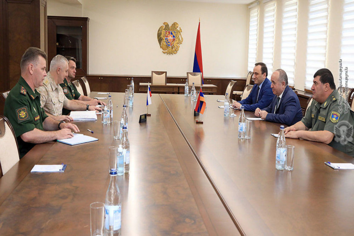 Armenian defence minister meets with Rustam Muradov