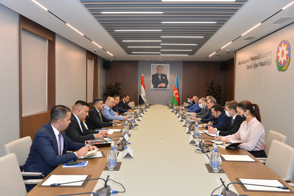 Azerbaijani FM meets with with Iraqi Minister of Communications