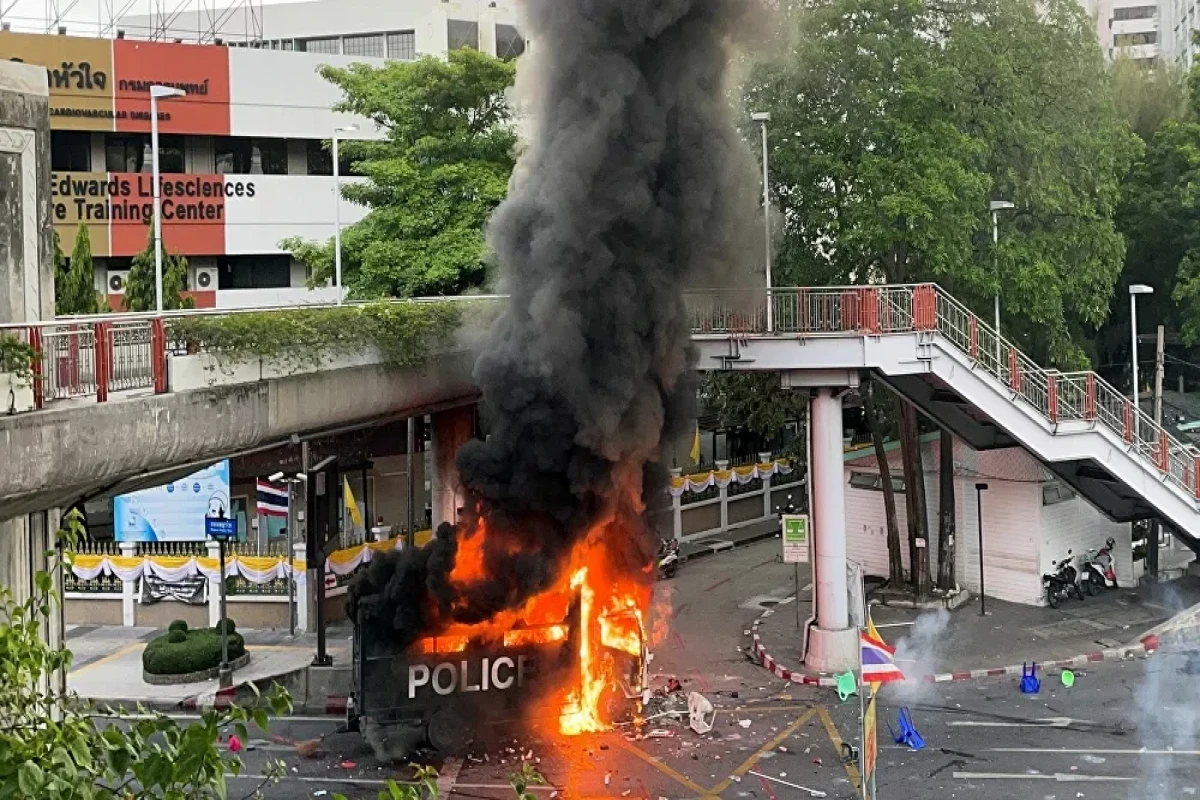 Thai police fire rubber bullets at protesters in Bangkok