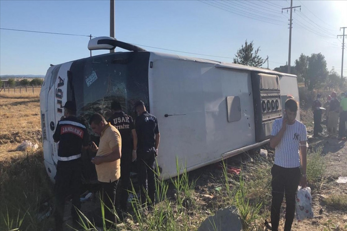 Bus rollover in Turkey injures 33