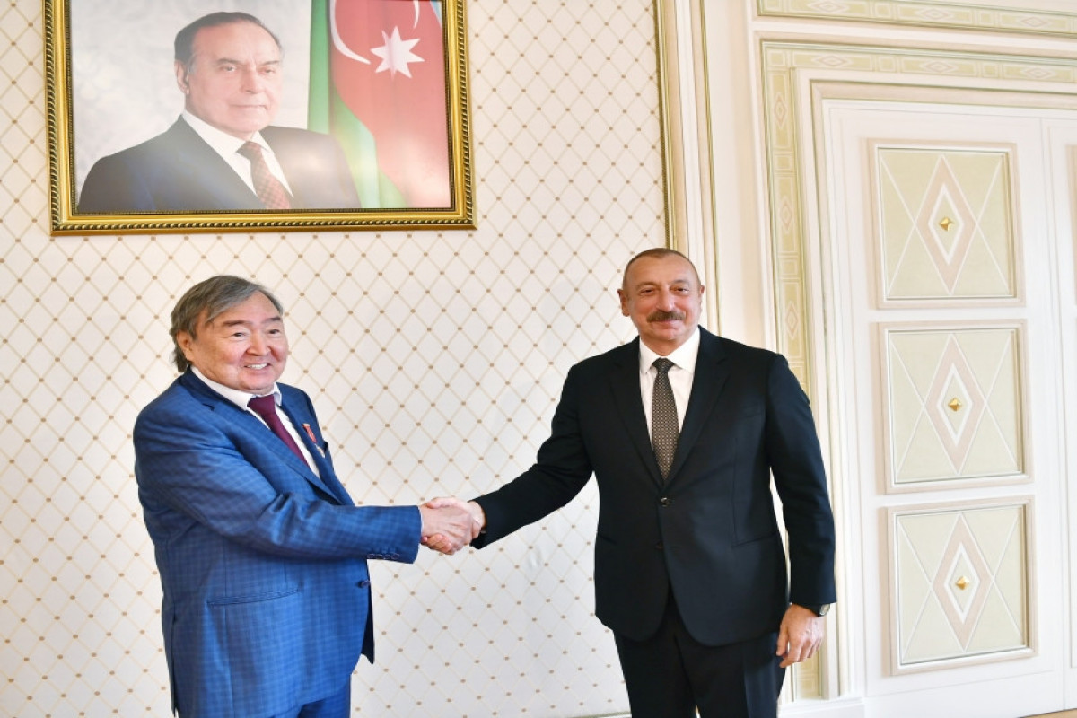 Azerbaijani President Ilham Aliyev handed the "Sharaf" Order to Kazakh poet Oljas Suleymenov