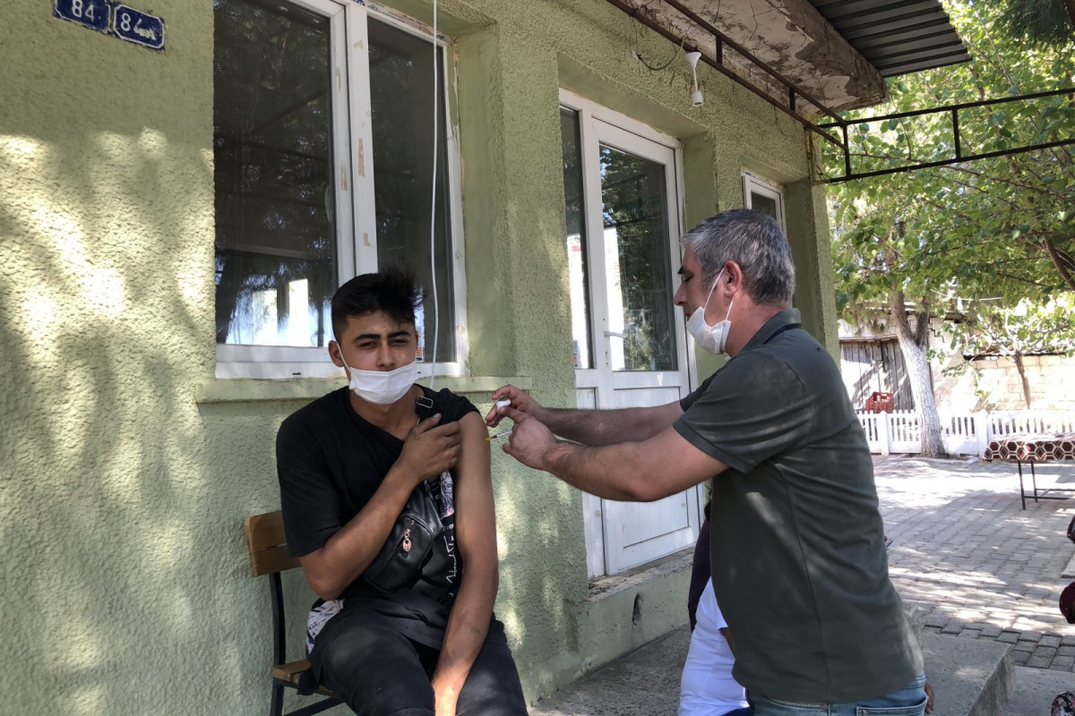 Turkey lowers COVID-19 vaccination age to 15, starts fourth doses
