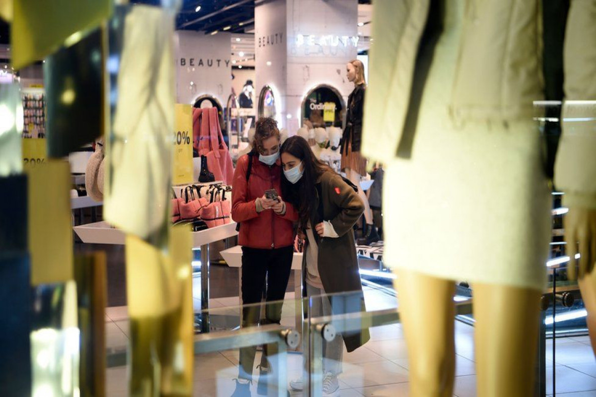 UK inflation falls as clothing and footwear retailers cut prices