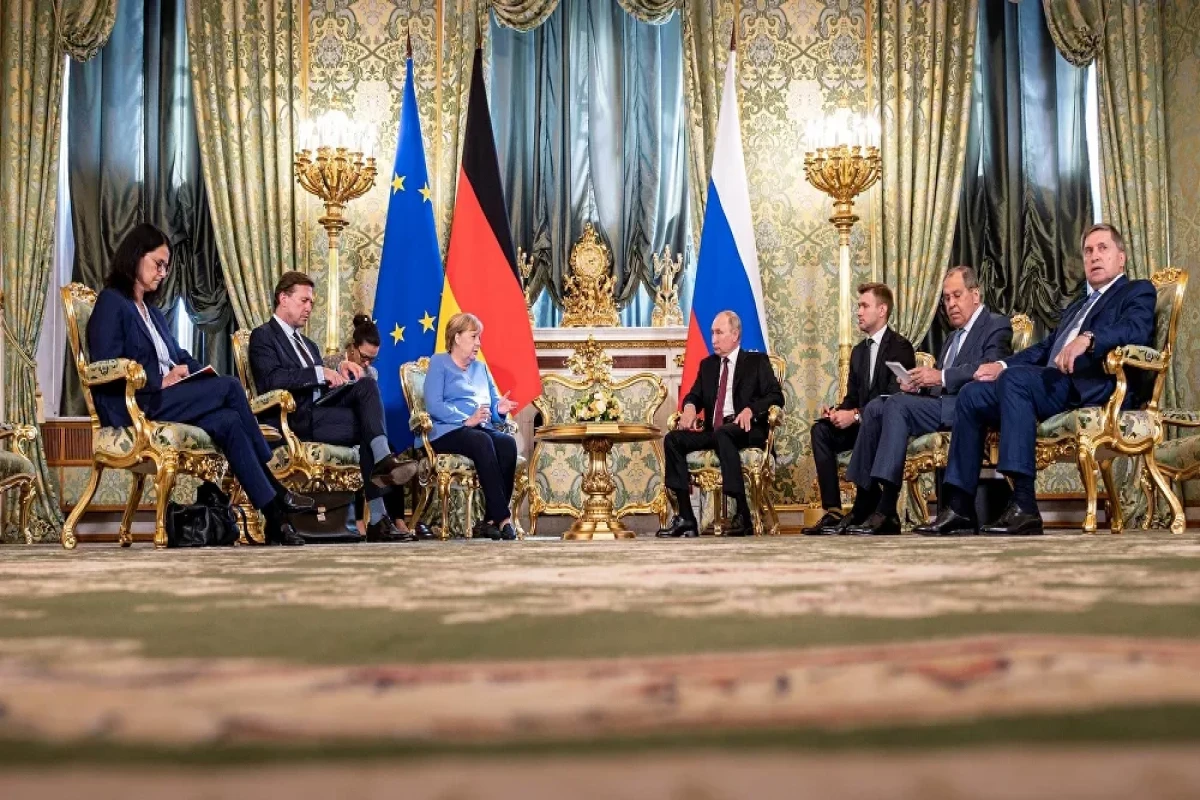 Angela Merkel's phone rings during meeting with Vladimir Putin
