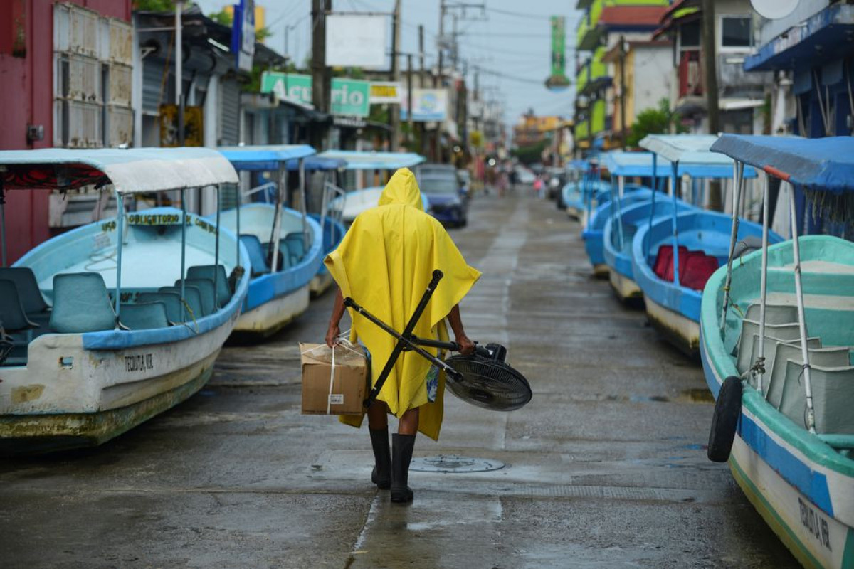 Hurricane Grace lashes eastern Mexico, causing power outages, flooding