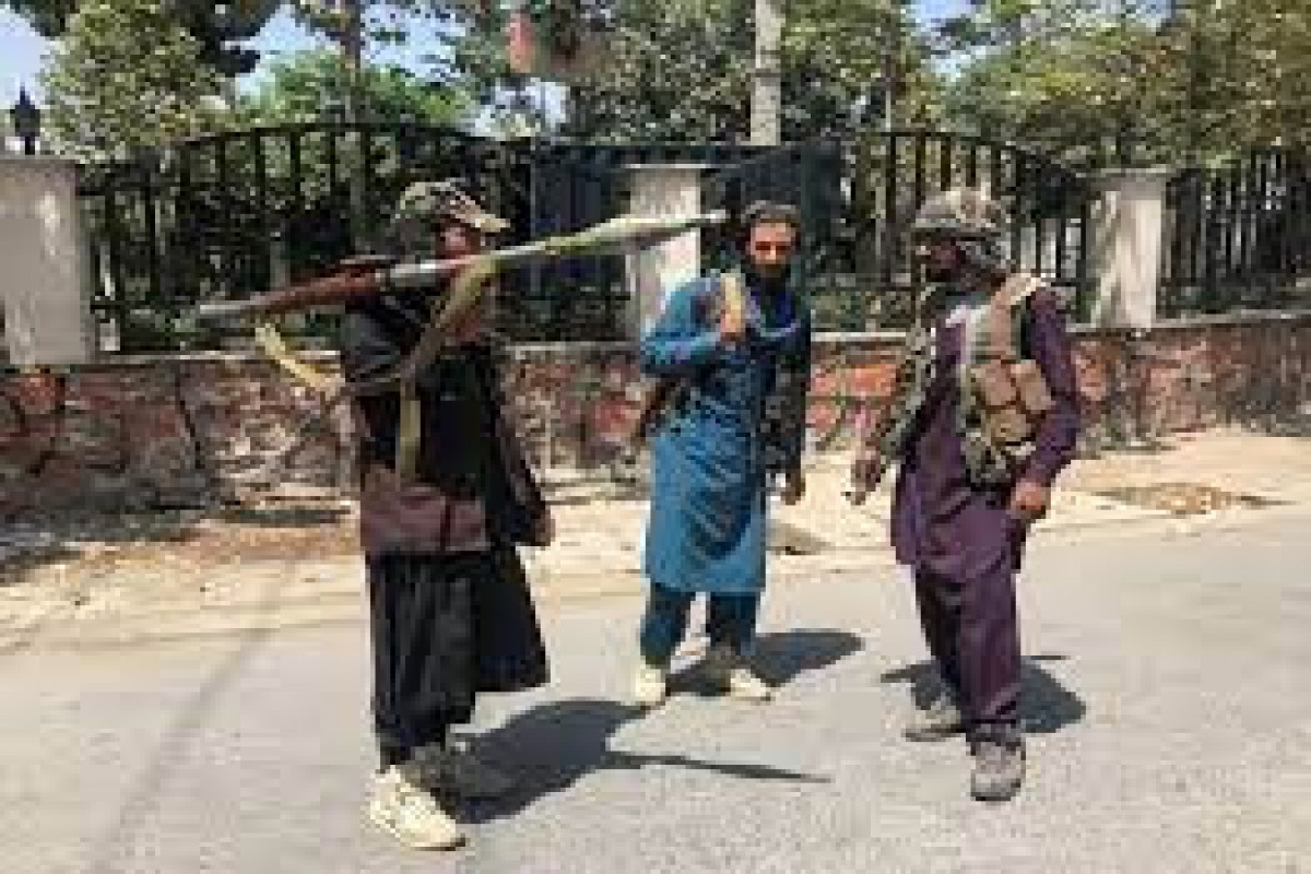 U.S. urges Americans to keep clear of Kabul airport as crowd chaos grows