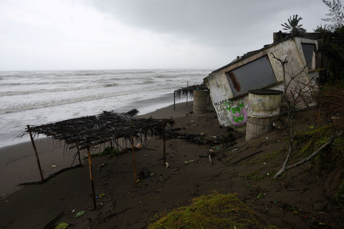 U.S. East Coast buckles down ahead of Hurricane Henri's arrival