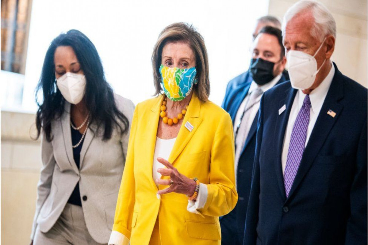 Top Democrats Nancy Pelosi (centre) and Steny Hoyer (right)