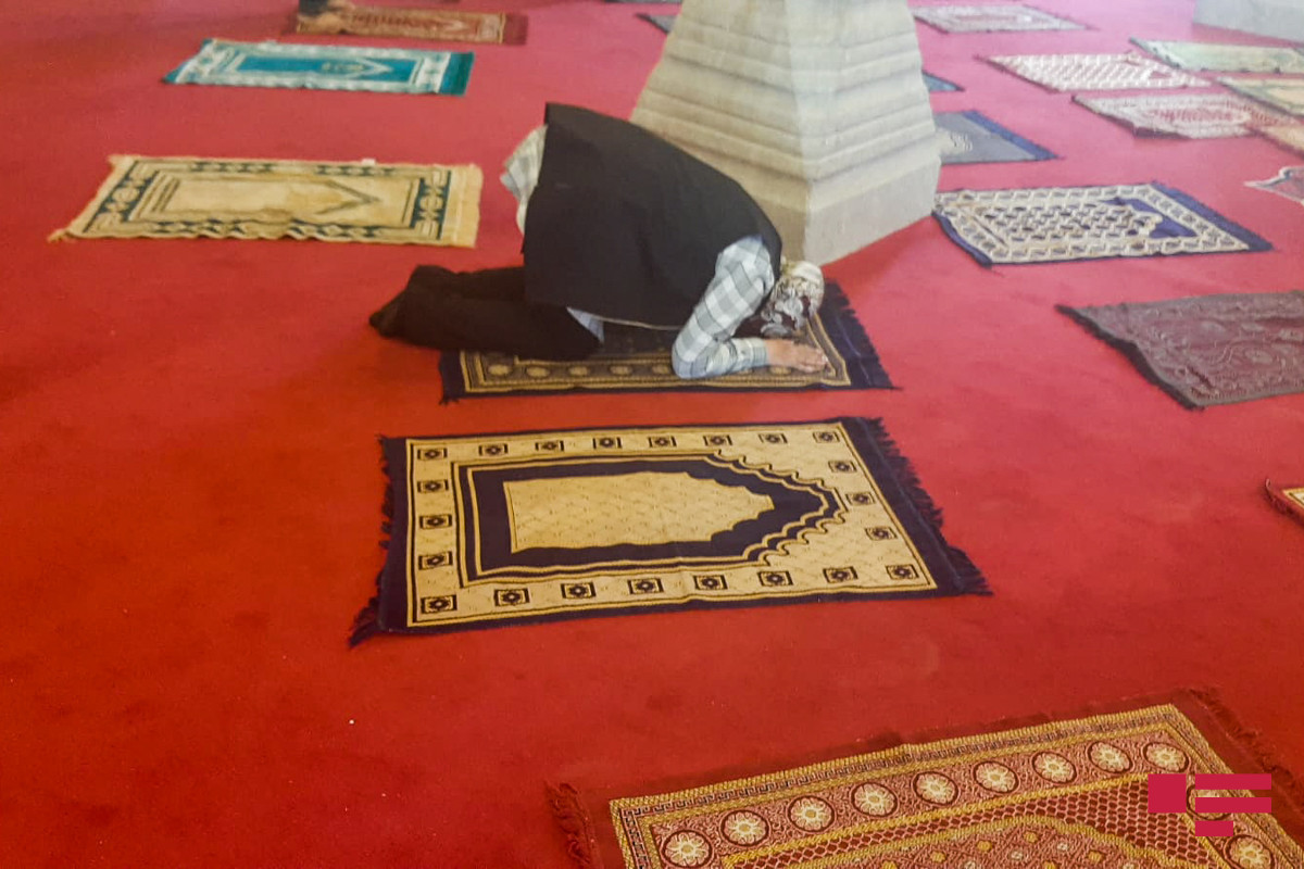 A group of Shusha residents perform salah in Yukhari Govhar Agha Mosque, sound prayers-PHOTO 