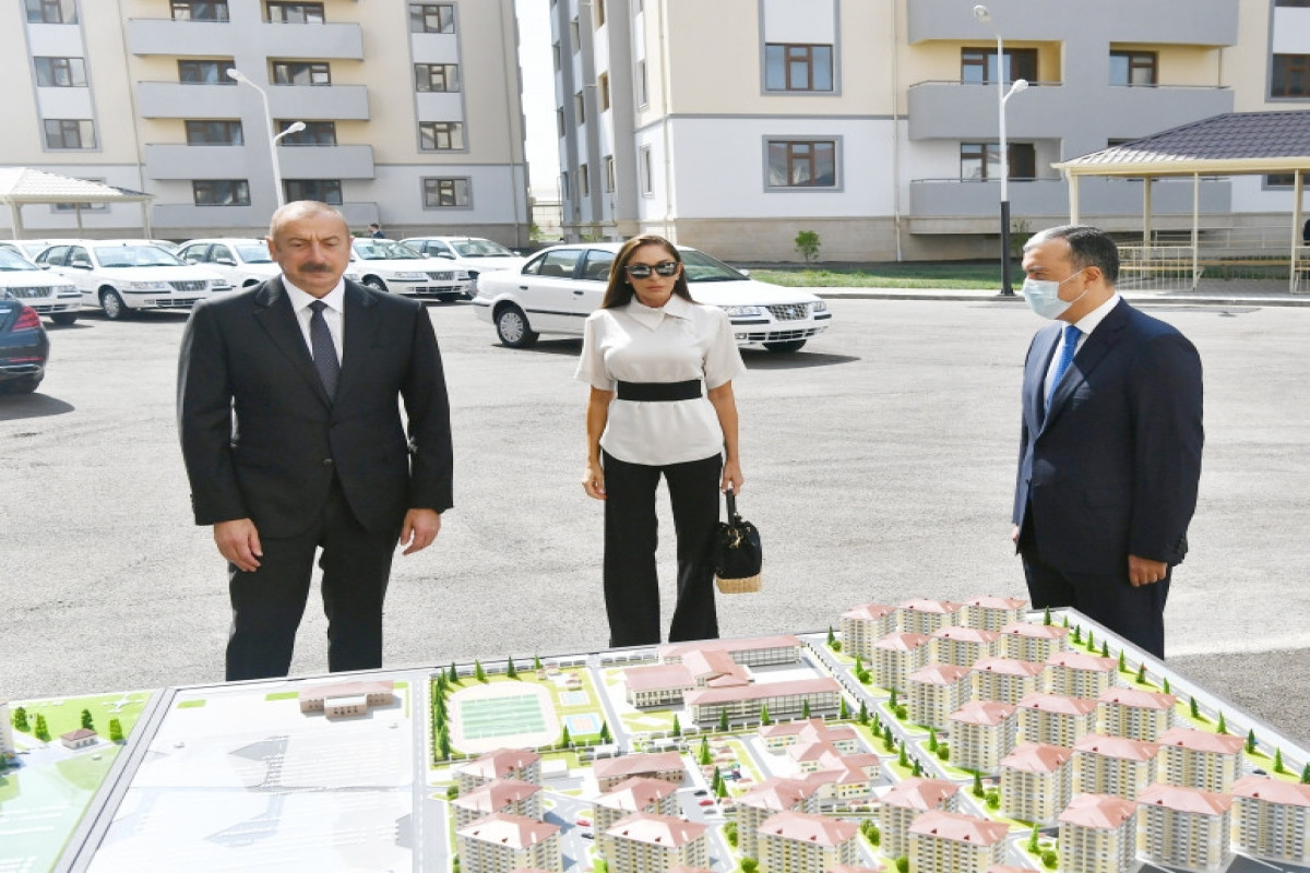 President Ilham Aliyev and Mehriban Aliyeva presented apartments and cars to families of martyrs and heroes of Patriotic War
