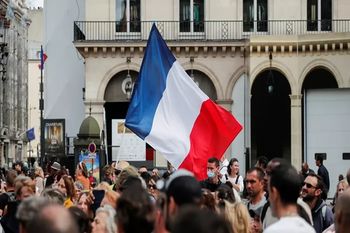Demonstrators gather in Paris to protest against coronavirus health pass-LIVE 