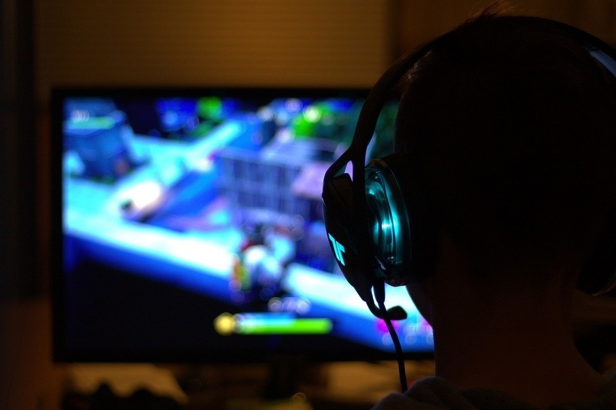 China cuts children's online gaming to one hour