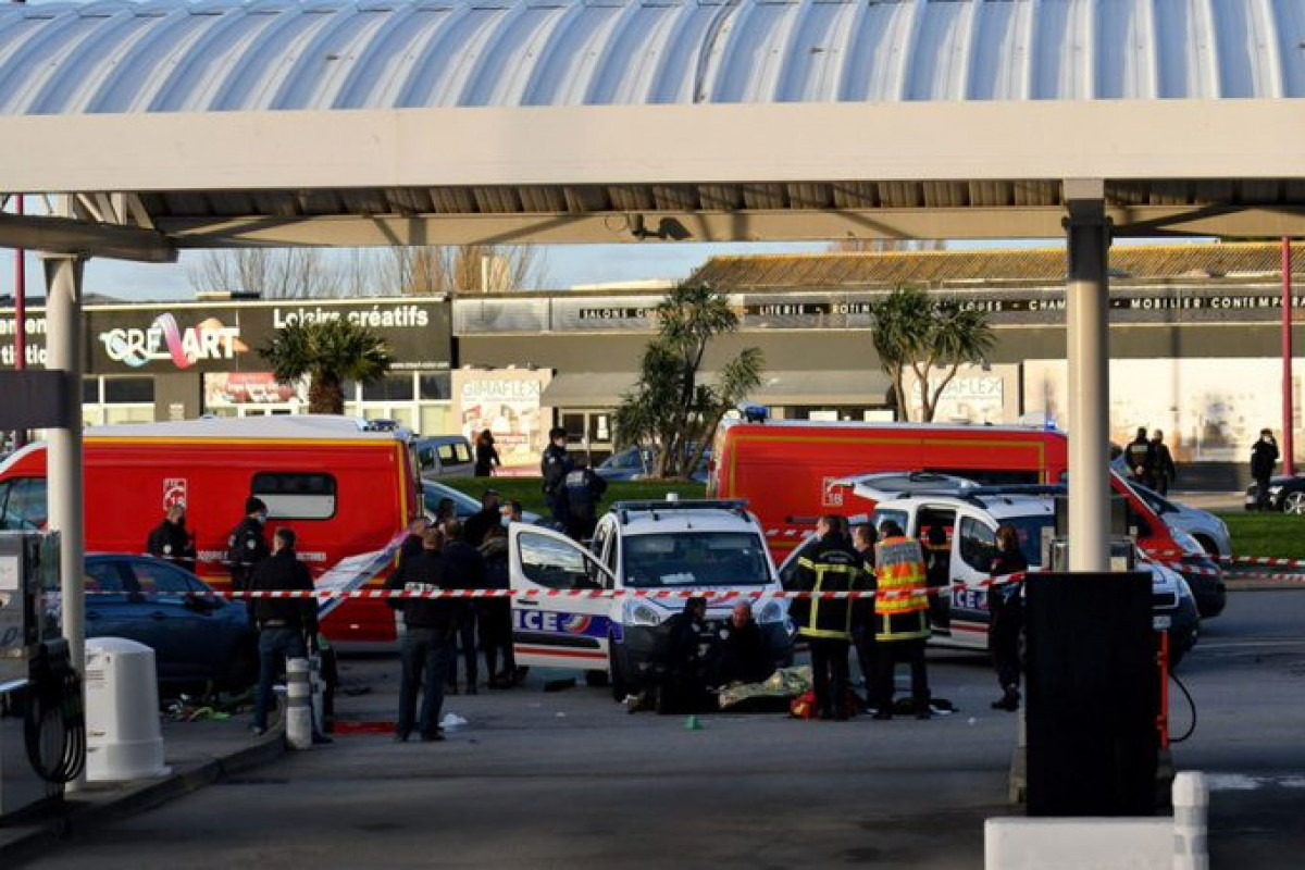 Man dressed as Ninja with sword injures 2 police officers in France