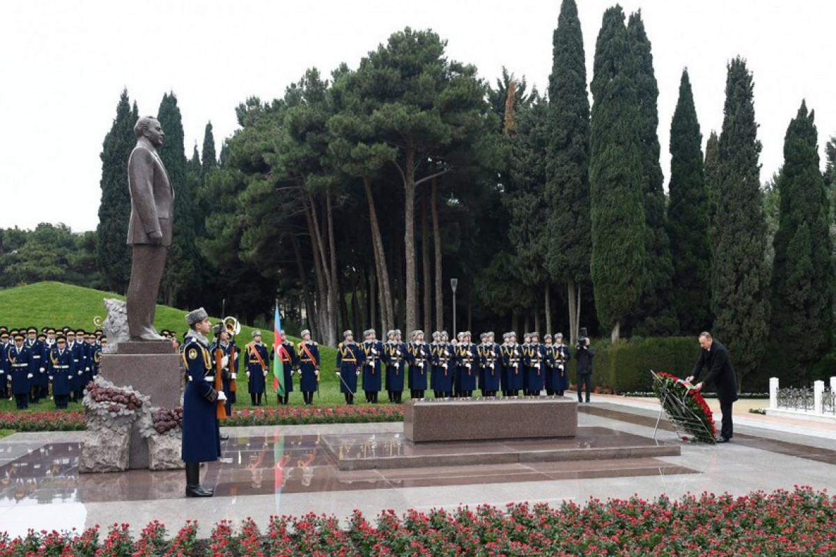 President Ilham Aliyev, First Lady Mehriban Aliyeva and family members visited grave of national leader Heydar Aliyev-PHOTO -UPDATED 