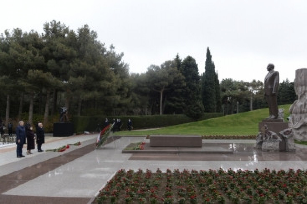 Azerbaijan's state and government officials pay respect to national leader Heydar Aliyev