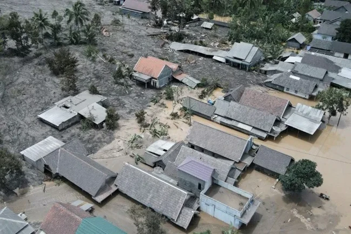 Magnitude 7.7 earthquake strikes off the coast of Indonesia