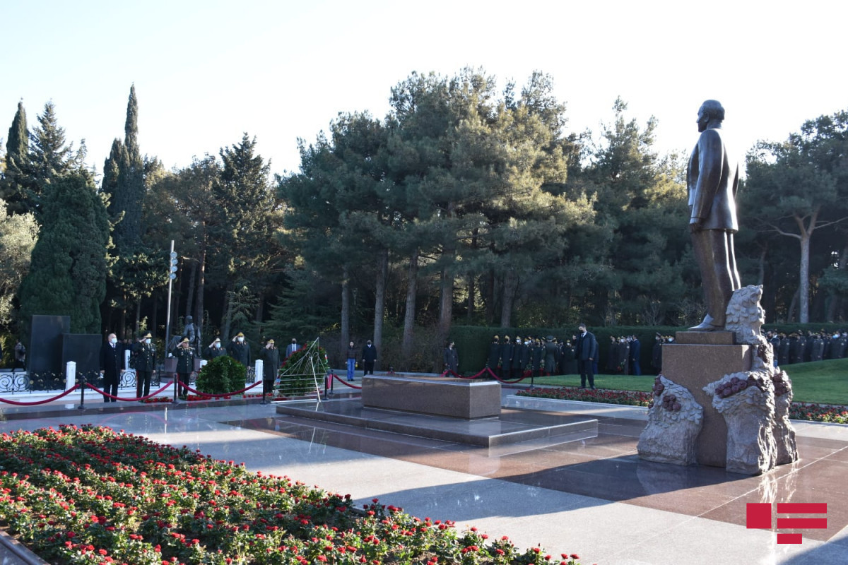  Leadership of Azerbaijani MES visit the Alley of Honors and Alley of Martyrs 