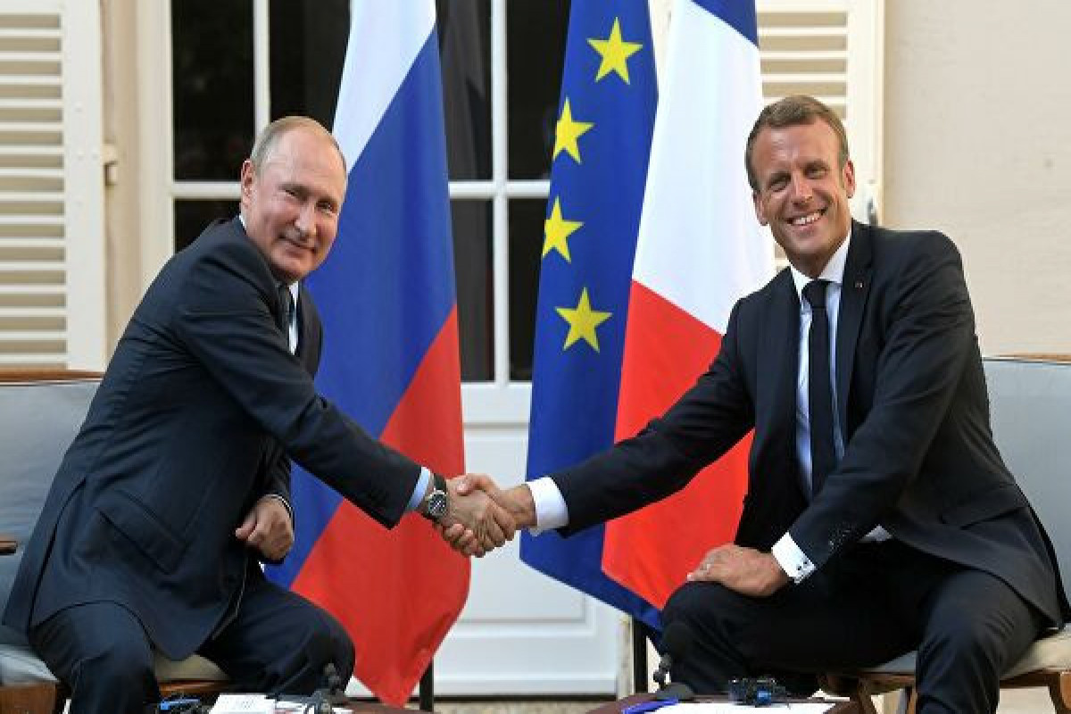 Vladimir Putin, French President Emmanuel Macron