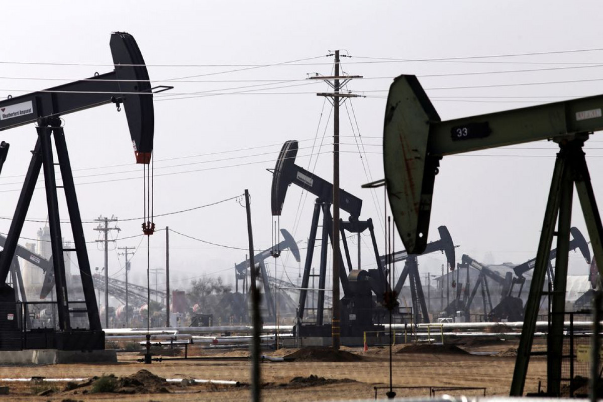 Oil slips in U.S. as COVID-19 surge halts flights
