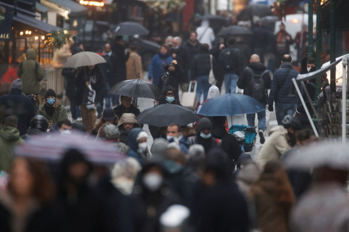 France further tightens COVID measures, but no curfew for New Year's Eve