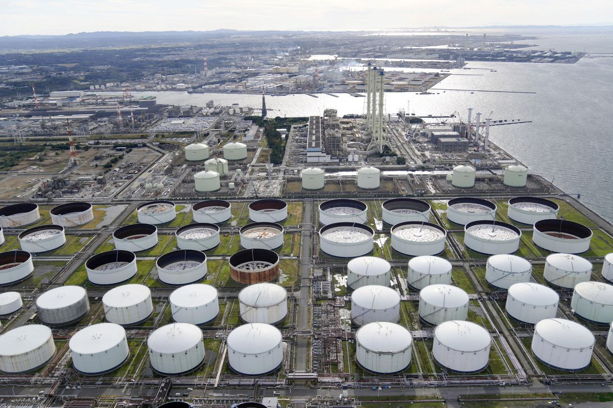 Oil near one-month high on easing concerns over Omicron