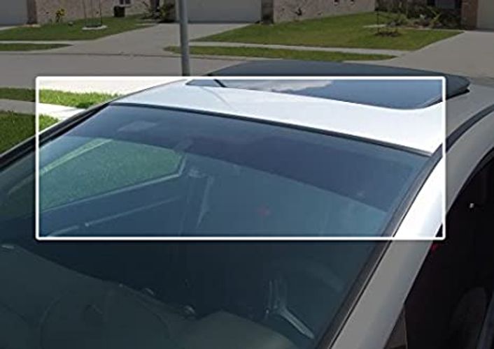 Stick a colored film on the upper part of the windshield of cars forbidden 