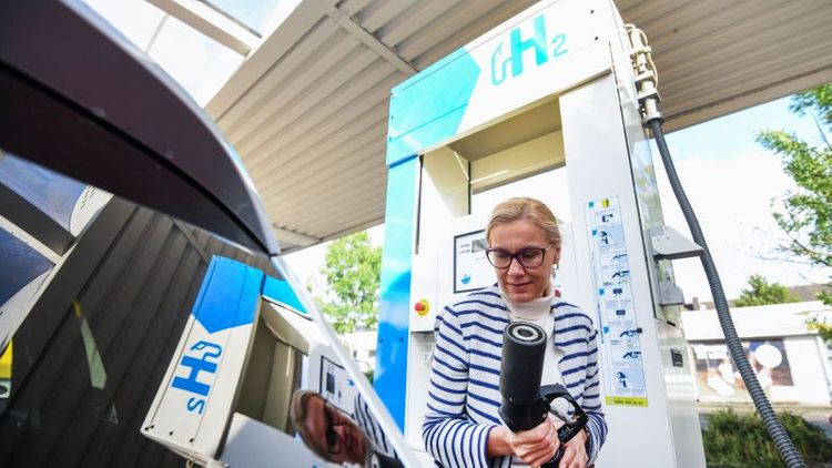 Euro should be global standard for hydrogen trades, EU says