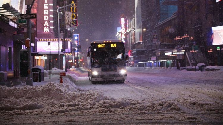 Huge snowstorm hits US east coast