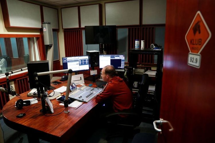 EU asks Hungary not to take opposition radio off air