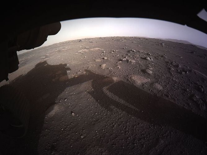 Remarkable photo of Mars rover during landing