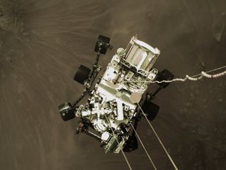 Remarkable photo of Mars rover during landing