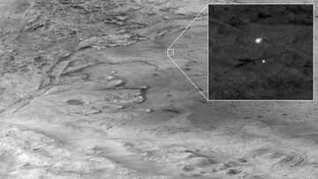 Remarkable photo of Mars rover during landing