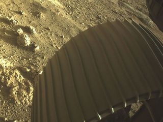 Remarkable photo of Mars rover during landing