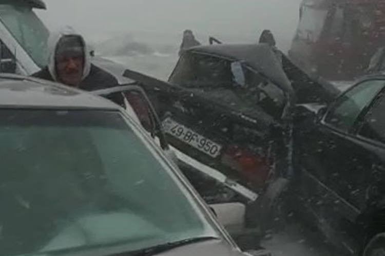 Multi-vehicle collision involving 15-20 cars in Baku leaves one dead - VIDEO - UPDATED