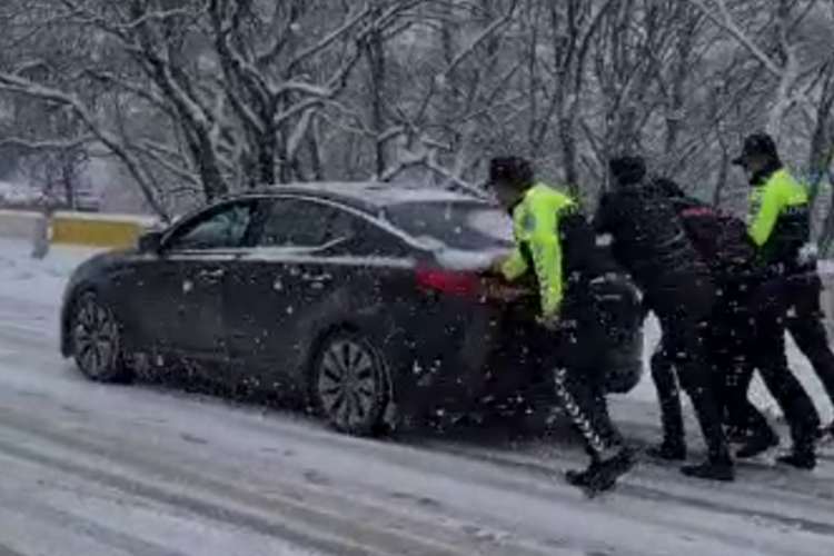 Traffic paralysed on Ismayilli-Gabala road - VIDEO