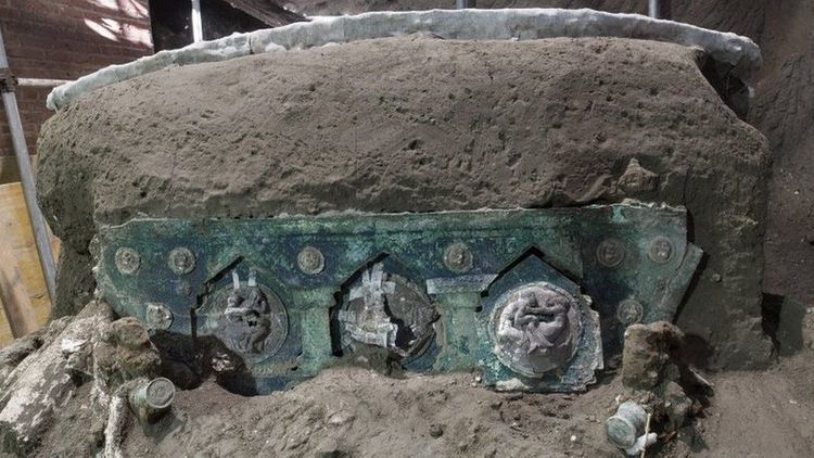 Archaeologists unearth chariot outside Pompeii﻿