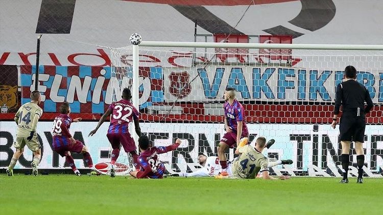 Fenerbahce beat Trabzonspor to stay in title race