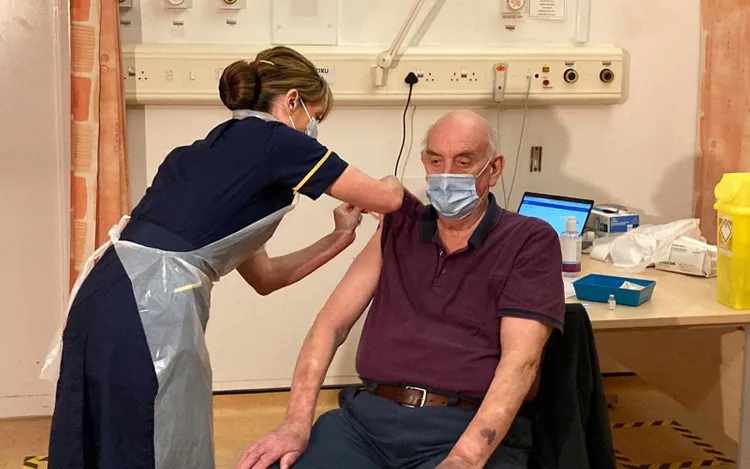AstraZeneca/Oxford COVID vaccine to roll out in UK