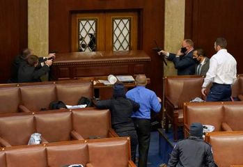 US Violence:  Guns drawn in the Senate chamber - PHOTO