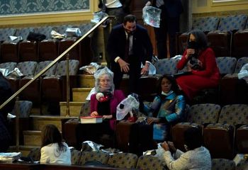 US Violence:  Guns drawn in the Senate chamber - PHOTO