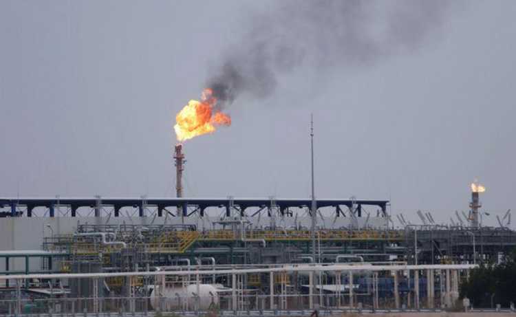 Oil hovers near 11-mth highs, sustained by Saudi output cuts pledge
