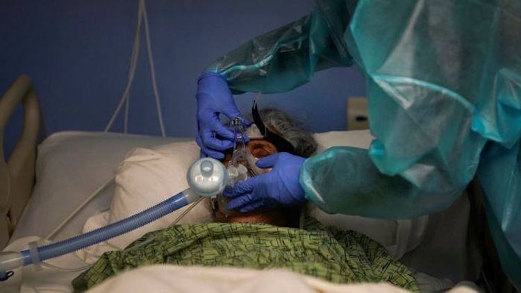 US reports more than 4,000 Covid deaths in a day for first time