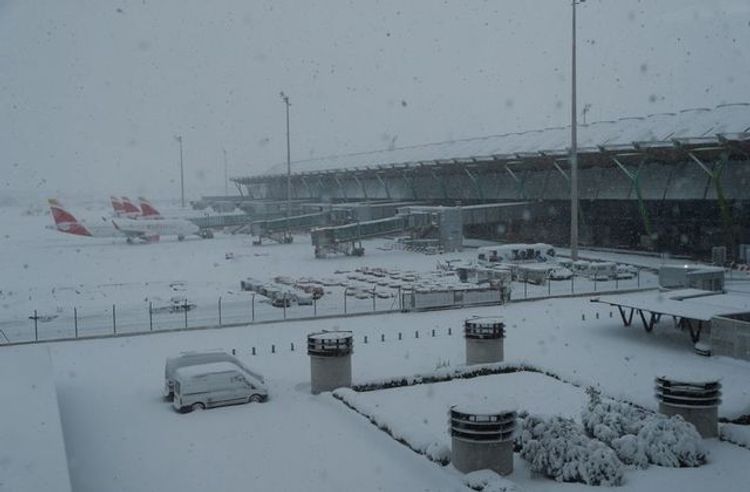 Two die in Spanish storm, troops deployed to help motorists stranded by snow