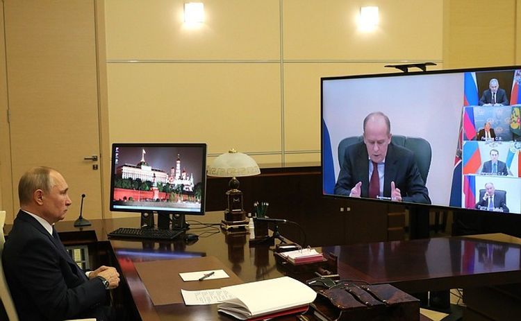 Prior to the trilateral meeting with the President of Azerbaijan and the Prime Minister of Armenia, Putin met with members of the Russian Security Council