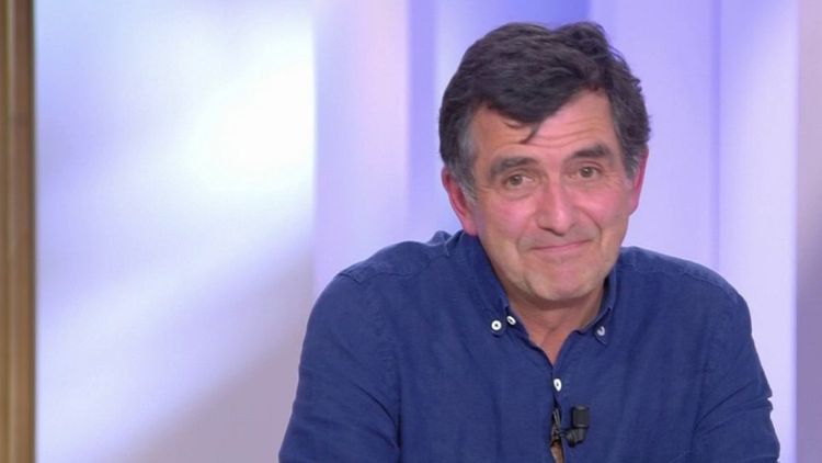 France should consider closing borders, says government adviser