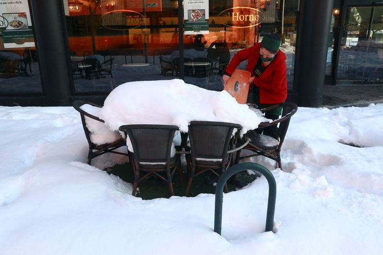Schools shut as Madrid clears record snow ahead of cold spell