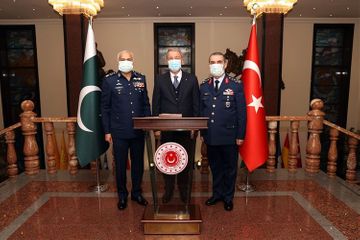 Turkish Defense Minister meets with the commander of the Pakistan Air Force