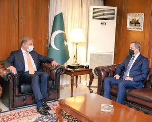 Azerbaijani and Pakistani FMs met